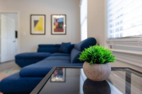 Minutes to Broadway with 2 KING beds for 6 plus optional garage parking